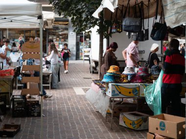 Cremona, Italya- 23 Ağustos 2025 Dolu Açık Pazar Sahnesi Çeşitli Alışveriş Mağazaları İçi Güneşli Gökler Altında Mallarla Dolu