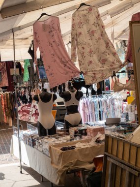 Cremona, Italya- 23 Ağustos 2025 Cremona Lombardy İtalya 'da Açık Hava Kıyafet Dükkanı Güzel Elbiseler ve İç Çamaşırları Sunny Sky altında Canlı Atmosferli Satılık Gösteriyor