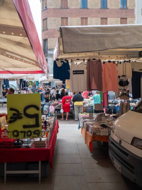 Cremona, Italya- 23 Ağustos 2025 Cremona Lombardy İtalya 'nın Kalbindeki Vibrant Caddesi Market Sahnesi Renkli Durakları ve Hareketli Alışverişçiler Yerel Atmosferin keyfini çıkarıyor