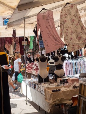 Cremona, Italya- 23 Ağustos 2025 Cremona Lombardy İtalya 'da Canlı Kıyafet Market Sahnesi Moda Giysileri ve Canlı Atmosfer