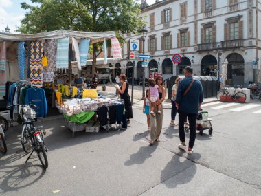 Cremona, Italya- 23 Ağustos 2025 Cremona Lombardy İtalya 'da Güneşli bir günde neşeli bir atmosferin keyfini çıkaran renkli Stalls ve yayalar