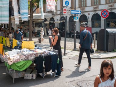 Cremona, Italya- 23 Ağustos 2025 Cremona 'da Canlı Açık Pazar Sahnesi Yerel Satıcılar ve Alışverişçiler Tarihi Mimarinin Ortasında ve Sunny Summer Weather