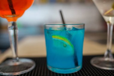 Kireç ve buzla süslenmiş Mavi Kokteyl Stok Fotoğrafçılığı İçin Barda Diğer İçeceklerle Doldurulmuş