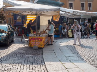 Cremona, İtalya - 6 Ağustos 2025 Lombardy İtalya 'da Canlı İtalyan Sokak Market Sahnesi Yerel Yapım ve El Sanatları Sunny Skies Altında Benzer Alışveriş ve Tedarikçiler İçin Canlı Bir Atmosfer Oluşturuyor