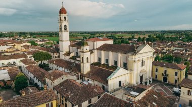 Pontevico BS İtalya 'nın büyüleyici hava manzarası tarihi kilise çan kulesini sergiliyor ve dramatik bir gökyüzü altında sergileniyor seyahat ve mimari fotoğraf koleksiyonları için mükemmel.