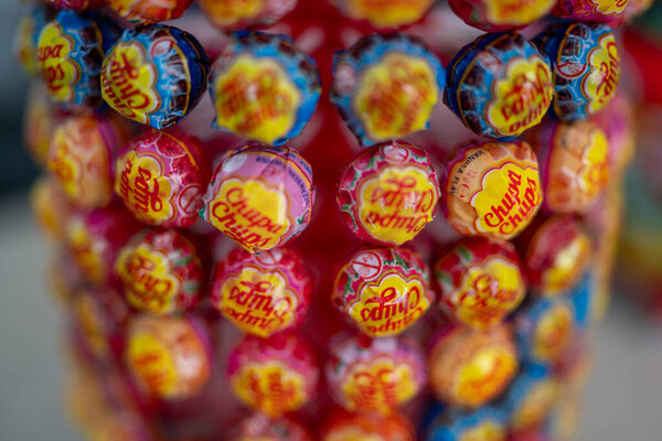 Крема, Италия 5 июля 2025 Несколько красочных и завернутых чупа чупы леденцы расположены формирования пирамиды форму, демонстрируя разнообразие вкусов и знакового бренда