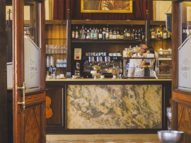 Cremona, İtalya - 3 Temmuz 2025 Klasik İtalyan Barosu İçi Mermer Sayacı ve Profesyonel Espresso Makinesi Müşteri Hizmeti Tarihi Cremona Şehir Meydanı