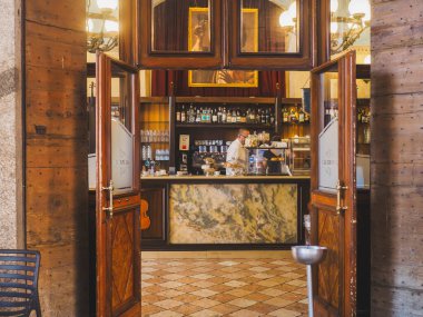 Cremona, İtalya - 3 Temmuz 2025 Büyüleyici Geleneksel İtalyan Bar Porticisi, Güneşli bir günde Açık Oturma ve Kahve ve İçeceklerin keyfini çıkaran İnsanlar