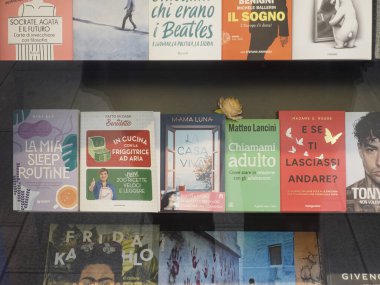 Milan, İtalya 14 Ağustos 2025 Uyku rutinlerinden yemek pişirme ve biyografilere kadar çeşitli konuları Milano kitapçılarının vitrininde sergiliyor.