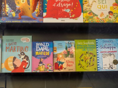 Milan, İtalya 14 Ağustos 2025 Roald Dahl ve Luis Sepulveda 'nın çalışmalarının yer aldığı renkli çocuk kitapları Milano' daki bir kitapçının vitrininde sergilendi.