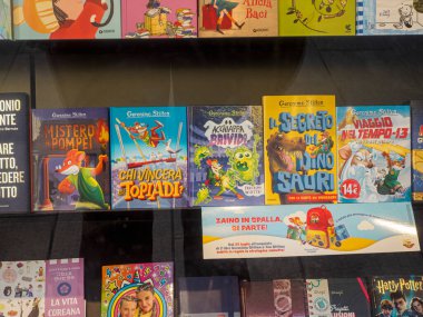 Milan, İtalya 14 Ağustos 2025 Geronimo Stilton 'un renkli çocuk kitapları, Mistero a Pompei ve Il segreto dei Dinozor gibi başlıklar Milano' daki bir kitapçının vitrininde sergilendi.