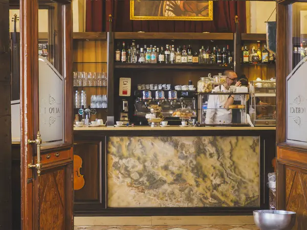 Cremona, İtalya - 3 Temmuz 2025 Klasik İtalyan Barosu İçi Mermer Sayacı ve Profesyonel Espresso Makinesi Müşteri Hizmeti Tarihi Cremona Şehir Meydanı