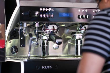 Cremona, İtalya - 19 Temmuz 2025 Lombardy İtalyan Barista Wega Polaris Espresso Makinesi ve Musetti Kahve Fasulyeleri Patronlar için Sıcak ve Davetkar Atmosfer Oluşturuyor