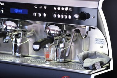 Cremona, İtalya - 19 Temmuz 2025 Profesyonel bir espresso makinesinin sıcak sıvı marocchino bardağıyla kahve demleme görüntüsünü kapatın