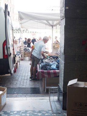 Cremona, İtalya - 6 Ağustos 2025 Vibrant sokak piyasa sahnesi çeşitli ürünler sunan parlak güneşli bir günde büyüleyici bir İtalyan kasabasında yerel ticareti ve günlük yaşamı gözler önüne seriyor