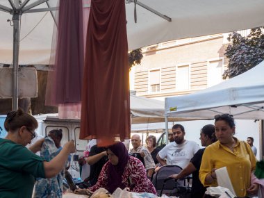 Cremona, İtalya - 6 Ağustos 2025 Otantik Avrupa Sokak Piyasası Titreşimleri Günlük Yaşam Aktarımları ve Çeşitli Ticaret Gösterileri İtalya 'da Parlak Güneşli Gökyüzü Altında