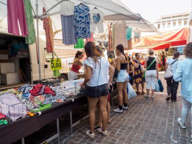Cremona, İtalya - 6 Ağustos 2025 Lombardy İtalya Açık Hava Pazarı Renkli Giysiler ve Yerel Ticaret Gösterisinde