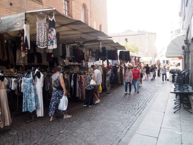 Cremona, İtalya - 6 Ağustos 2025 Lombardiya Giysi Pazarı Değişik Giysiler ve Cobblestone Caddesi üzerindeki Canlı Atmosfer