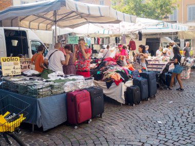 Cremona, İtalya - 6 Ağustos 2025 Canlı Açık Hava Pazarı Çeşitli Ticaret ve Alışveriş Merkezlerinin Sunny Skies Altında Görünüşü Yerel Ticaretin Özünü Yakalıyor
