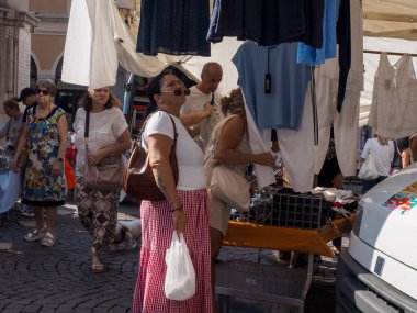 Cremona, İtalya 6 Ağustos 2025 İnsanlar Cremona, İtalya 'da açık hava pazarında gezip kıyafet satın alıyor, yaz havasının ve hareketli atmosferin tadını çıkarıyorlar.