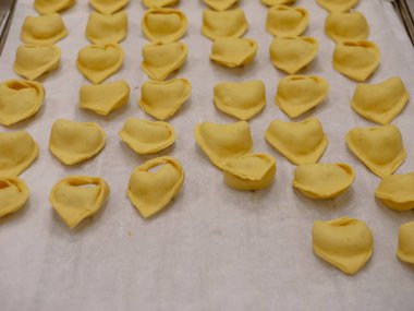 Sanatsal İtalyan Tortelli Pasta Hamuru Temiz Paslanmaz Çelik Mutfak Tezgahında Titizlikle Hazırlandı Doldurulmaya ve Pişirilmeye Hazır