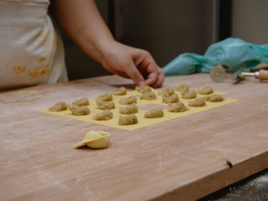 Artisan Chef, Profesyonel Mutfakta Ahşap Yüzey Üzerine Lezzetli İtalyan Tortelli Pasta Hamur Kareleri Yapıyor