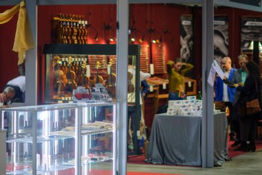 Cremona, İtalya - 26 Eylül 2025 Cremona Musica Uluslararası Lombardiya El Sanatları Müzikal Aletleri Sergisi sanatsal eserleri sergiliyor ve benzersiz keşifler yapan hayranları cezbediyor