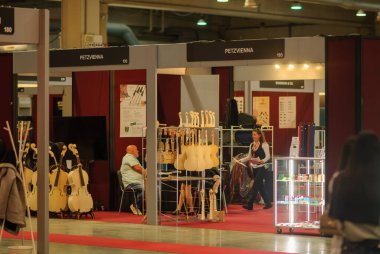 Cremona, İtalya - 26 Eylül 2025 Cremona Musica Uluslararası Sergisi El Sanatçısı Sergisi Yaylı Aletler ve Uzman Sanatçılar Bir Ticaret Sanatında Sergileniyor