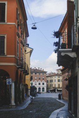 Sunlit Cobblestone Geçidi Tarihi Binalar, Balkonlar ve İnci Bulutlu Mimari Detaylar ile Picturesque bir İtalyan Piazza 'sına açılıyor