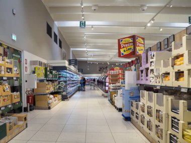 Cremona, İtalya - 31 Ağustos 2025 Vibrant süpermarket koridoru çeşitli market ürünleri ve indirimli gıda seçeneklerini araştıran müşterilerle dolu