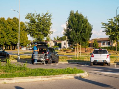Cremona, İtalya - 28 Temmuz 2025 Otomobil Botu Sunny Açık Park Alanında Yeşillik ve Ağaçlarla çevrili