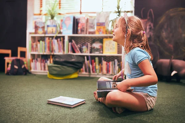 Basisschoolmeisje Die Huiswerk Maakt Schoolbibliotheek Studenten Leren Van Boeken Leerling — Stockfoto