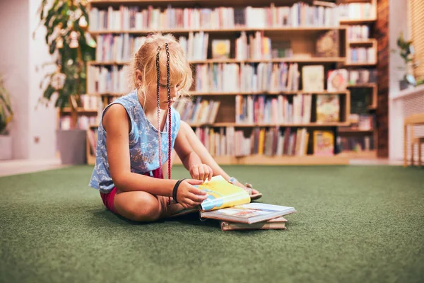 Schulmädchen Lesen Und Sehen Bücher Der Schulbibliothek Hausaufgaben Machen Bücher — Stockfoto