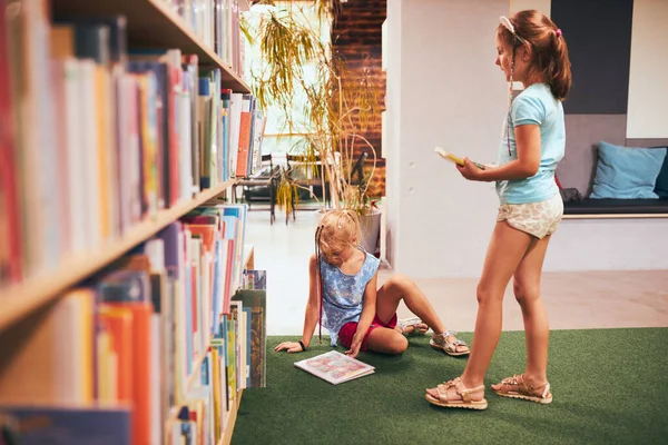 Schoolmeisjes Zoek Naar Boek Voor Het Lezen Schoolbibliotheek Studenten Kiezen — Stockfoto