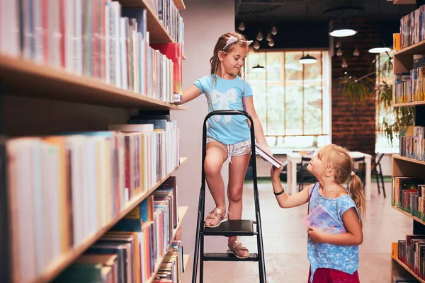 Twee Schoolmeisjes Die Boeken Kiezen Schoolbibliotheek Leerlingen Van Basisschool Leren — Stockfoto