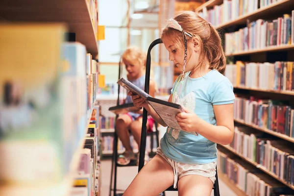 Schoolmeisjes Die Audioboeken Zoeken Schoolbibliotheek Studenten Die Boeken Kiezen Basisonderwijs — Stockfoto