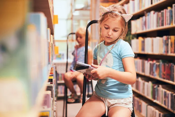Schoolmeisjes Die Audioboeken Zoeken Schoolbibliotheek Studenten Die Boeken Kiezen Basisonderwijs — Stockfoto