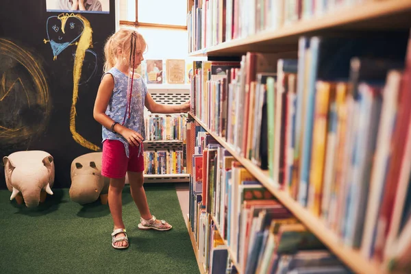 Schoolmeisje Zoek Naar Boek Voor Het Lezen Schoolbibliotheek Studenten Kiezen — Stockfoto
