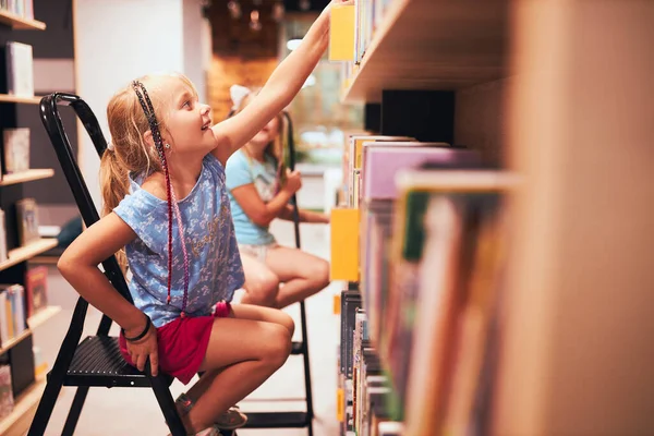 Schoolmeisjes Die Boeken Zoeken Schoolbibliotheek Studenten Die Boeken Kiezen Basisonderwijs — Stockfoto