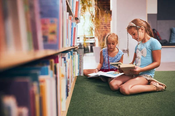 Colegialas Buscando Libro Para Leer Biblioteca Escuela Estudiantes Eligiendo Libros — Foto de Stock