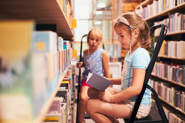 Schoolmeisjes Die Audioboeken Zoeken Schoolbibliotheek Studenten Kiezen Setboeken Basisonderwijs Huiswerk — Stockfoto