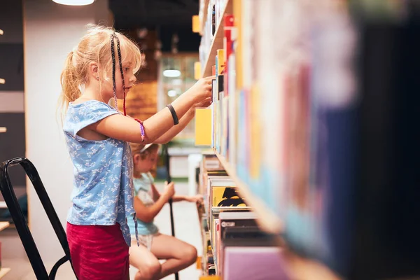Colegialas Buscando Libros Biblioteca Escuela Estudiantes Eligiendo Libros Educación Elemental — Foto de Stock