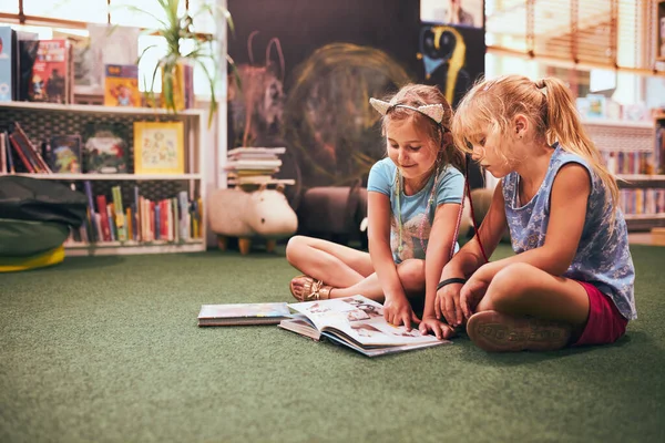 Twee Basisschoolmeisjes Die Huiswerk Maken Schoolbibliotheek Studenten Leren Van Boeken — Stockfoto