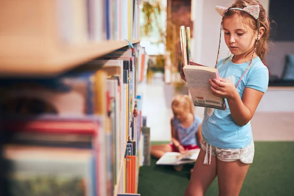 Schoolmeisjes Zoek Naar Boek Voor Het Lezen Schoolbibliotheek Studenten Kiezen — Stockfoto