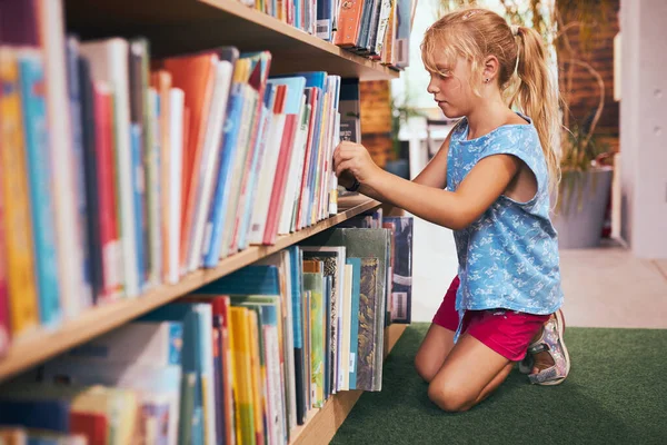 Schoolmeisje Zoek Naar Boek Voor Het Lezen Schoolbibliotheek Studenten Die — Stockfoto