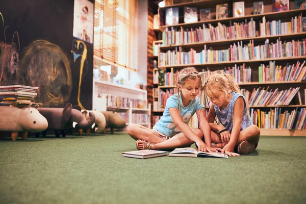 Dos Estudiantes Primaria Leyendo Libros Biblioteca Escolar Las Colegialas Aprenden — Foto de Stock