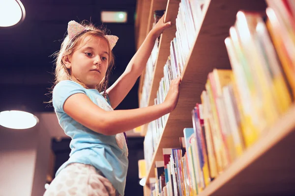 Schoolmeisje Zoek Naar Boek Schoolbibliotheek Studenten Kiezen Boek Lezen Boeken — Stockfoto