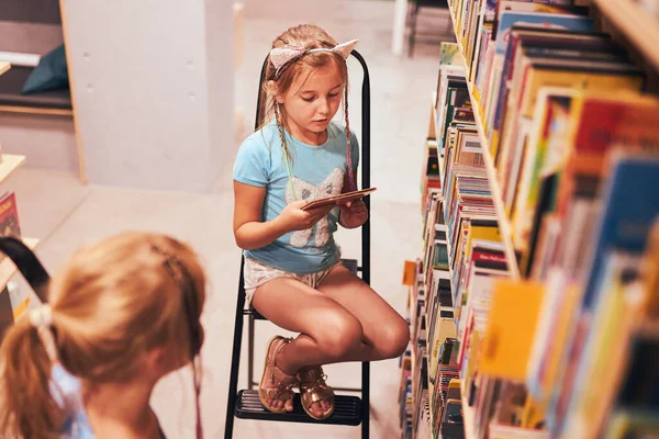 Colegialas Buscando Audiolibros Biblioteca Escuela Los Estudiantes Eligen Libros Educación — Foto de Stock