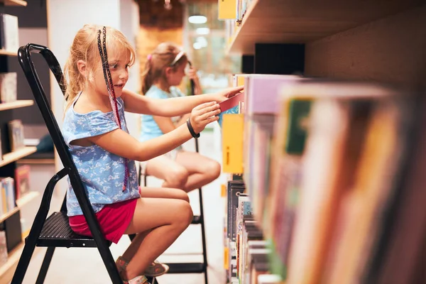 Schoolmeisjes Die Boeken Zoeken Schoolbibliotheek Studenten Die Boeken Kiezen Basisonderwijs — Stockfoto