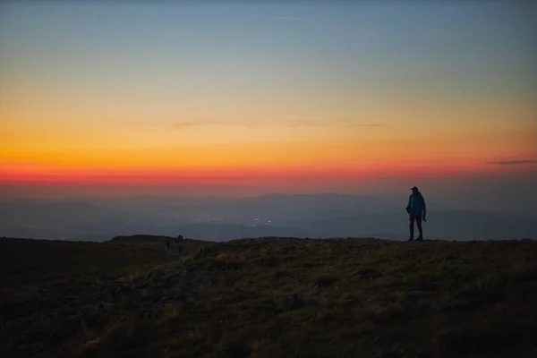 男人欣赏日出 日出时山 站在山顶上的人山水自然景观 雾蒙蒙的山峰 雾蒙蒙的斜坡和山谷 橙色的黄光 波兰别斯卡尔 齐维茨基的惊人场景 — 图库照片